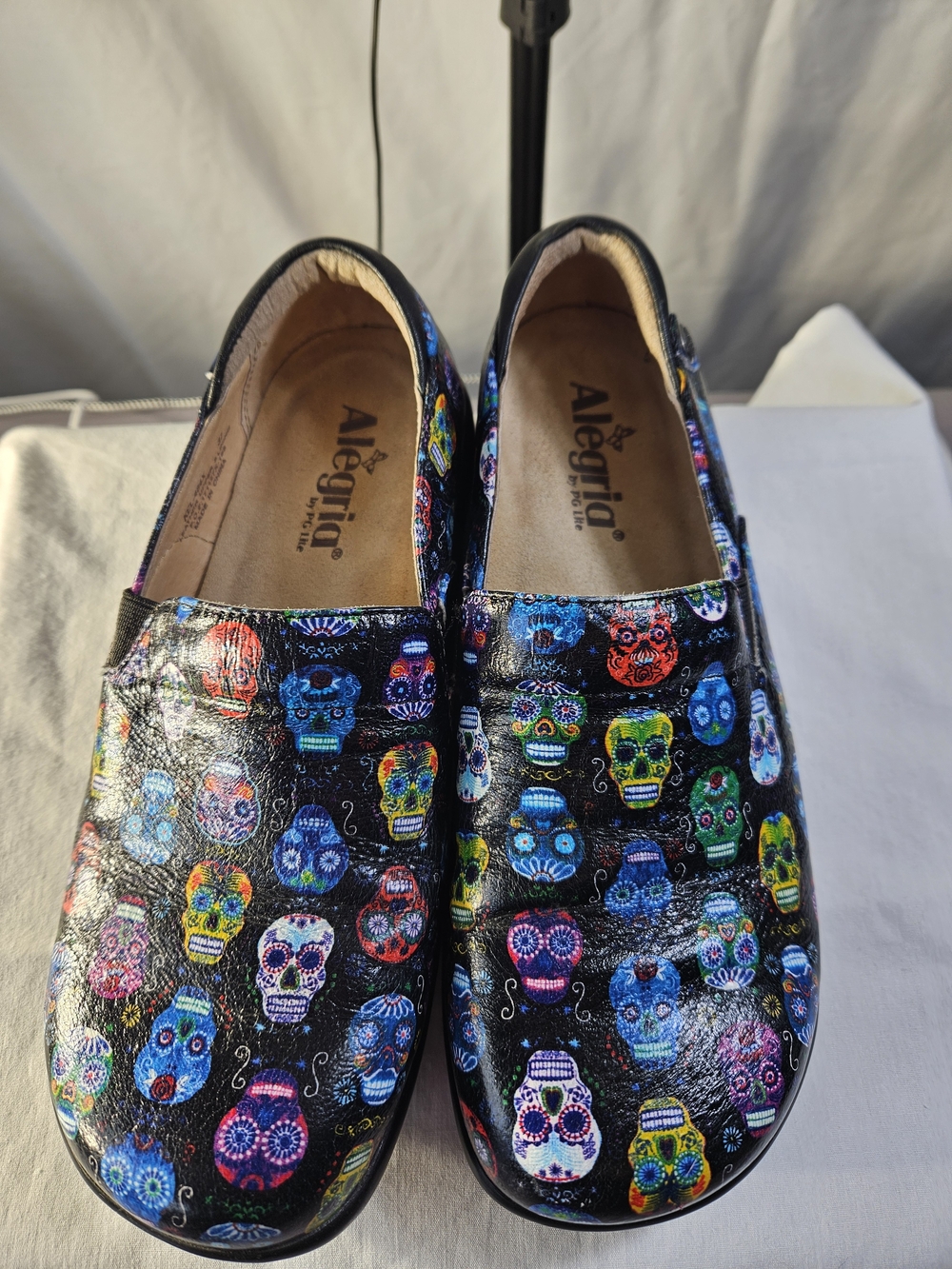 Alegria Debra Sugar Skull Clog For Nurse Sz 7 US With Comfort and Easy Wear.